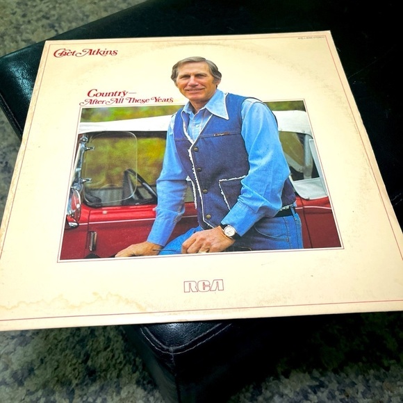 Chet Atkins- After All of These Years-  vintage vinyl record from 1981 - Picture 1 of 9